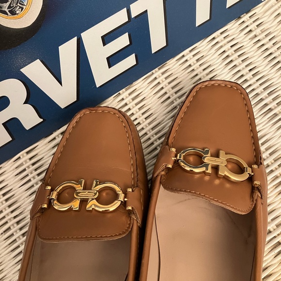 Salvatore Ferragamo Tan Stacked Heel with Gold/Silver Gancini Logo - Picture 2 of 14